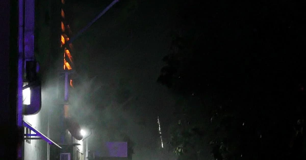 ไฟไหม้โรงงานกลอนประตู ย่านลาดหลุมแก้ว โชคดีดับทัน !