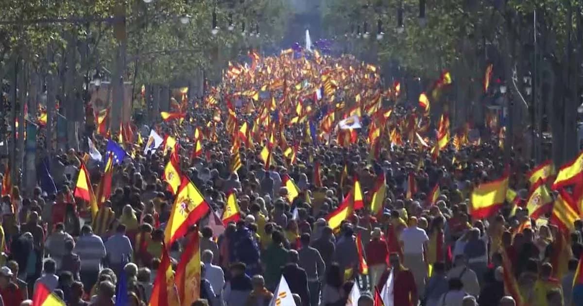 ชาวคาตาลันกว่า 3 แสนคนออกเดินขบวนชุมนุม ค้านแยกตัวสเปน