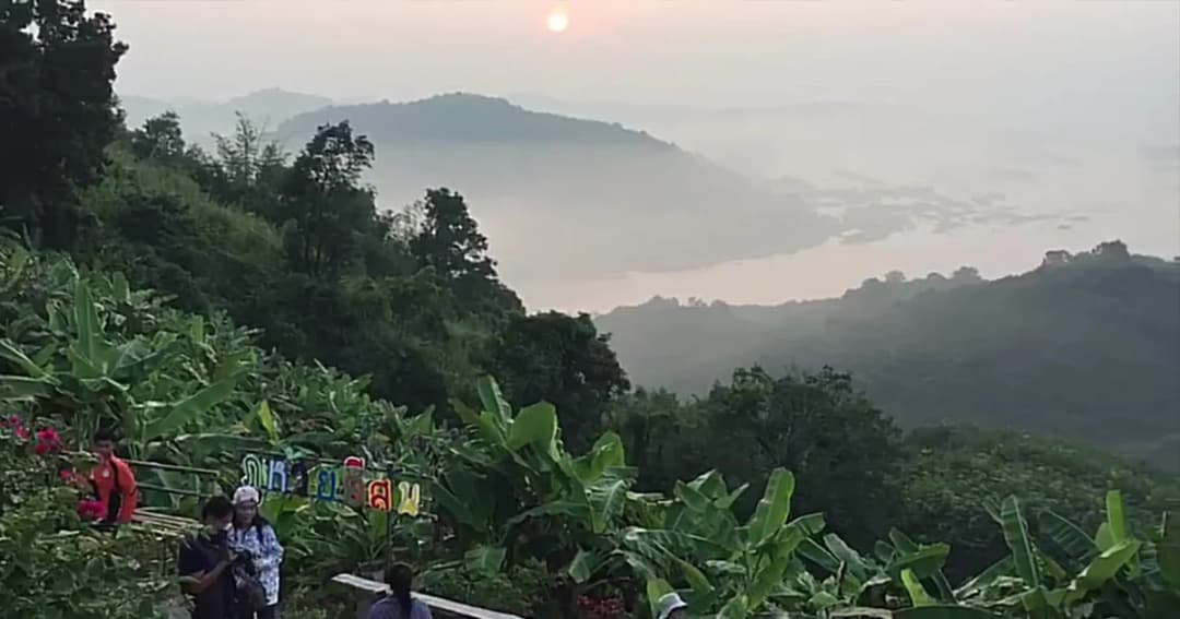 นทท. แห่ชมทะเลหมอก – พระอาทิตย์ขึ้นยามเช้า