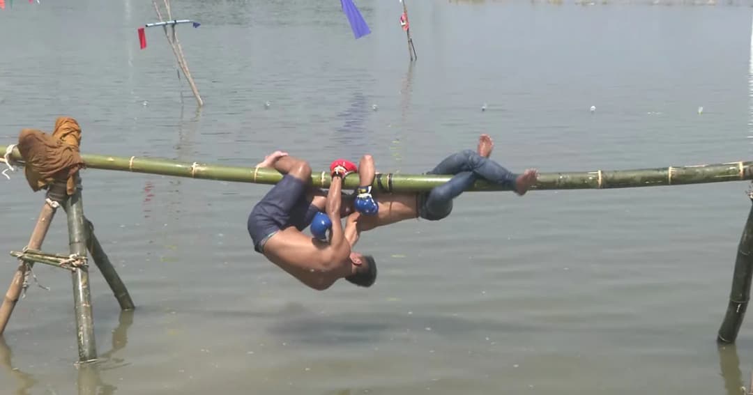 เฮฮา ! สีสันกีฬาพื้นบ้านกลางทุ่งนาน้ำท่วม