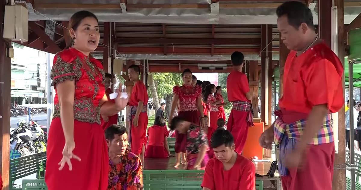 ตามประเพณี ! หมอเพลงโคราชเปลี่ยนเครื่องแต่งกายเป็นชุดสีแดง