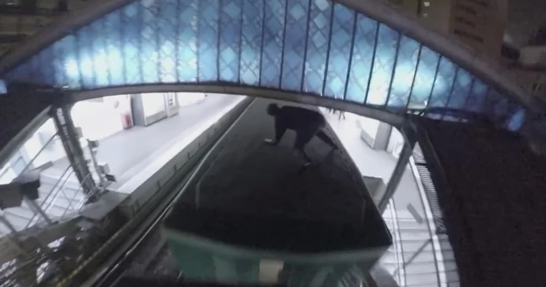 วัยรุ่นฝรั่งเศสโชว์ผาดโผน กระโดดบนหลังคารถไฟ พลาดเสียชีวิต