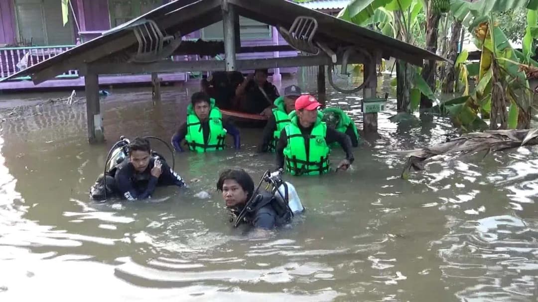 สลด ! พ่อเฒ่าวัย 68 ปี บ้านน้ำท่วมพายเรือออกตัดกล้วย พลาดตกเรือจมน้ำดับอนาถ