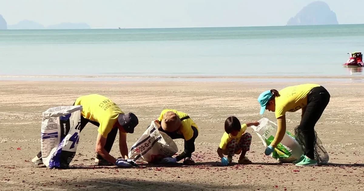 กลุ่มผู้พิชิตขยะชาวตรัง ‘Trash Hero’ ชวนทำดี ร่วมเก็บขยะชายหาด