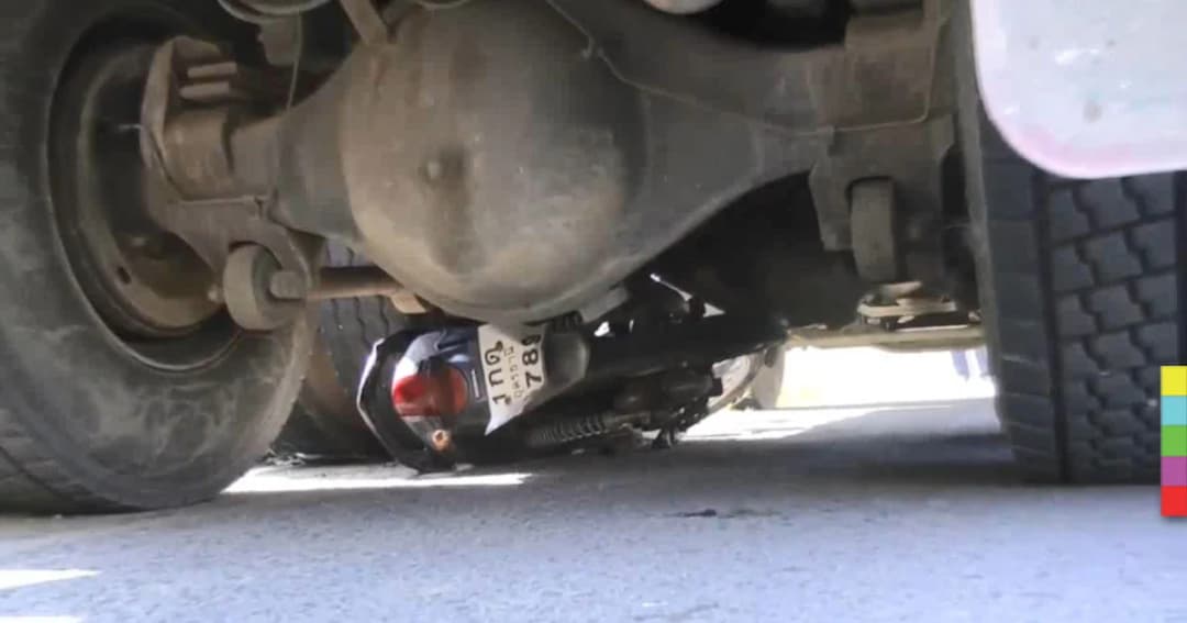 ช่างทาสีเฟอร์นิเจอร์ ขี่รถ จยย. ถูกรถพ่วง 18 ล้อ ชนอย่างจัง ดับคาที่