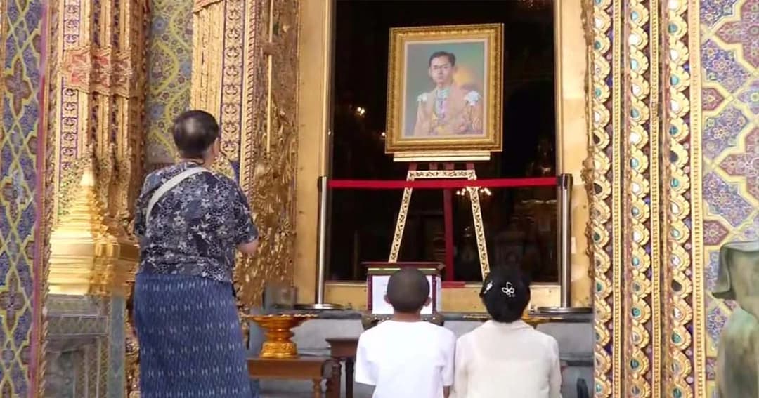 ประชาชนแห่ทยอยเดินทางรอสักการะพระบรมราชสรีรางคาง ในหลวง ร.9
