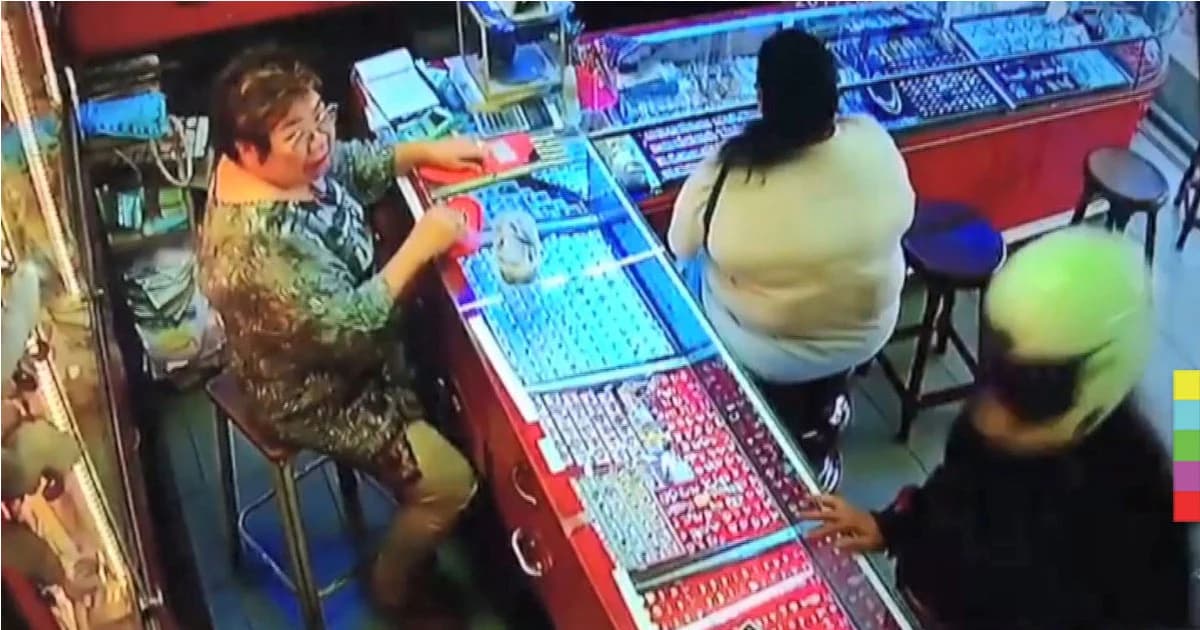 คนร้ายควงดาบบุกเดี่ยว จี้ร้านทองกลางเมือง คว้าทอง 14 เส้น หนีลอยนวล