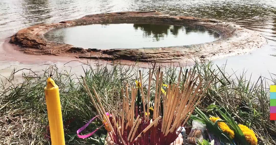 ฮือฮา ! ชาวบ้านแห่กราบไหว้ เชื่อว่าเป็น ‘วงแหวนพญานาค’ ในหนองน้ำ