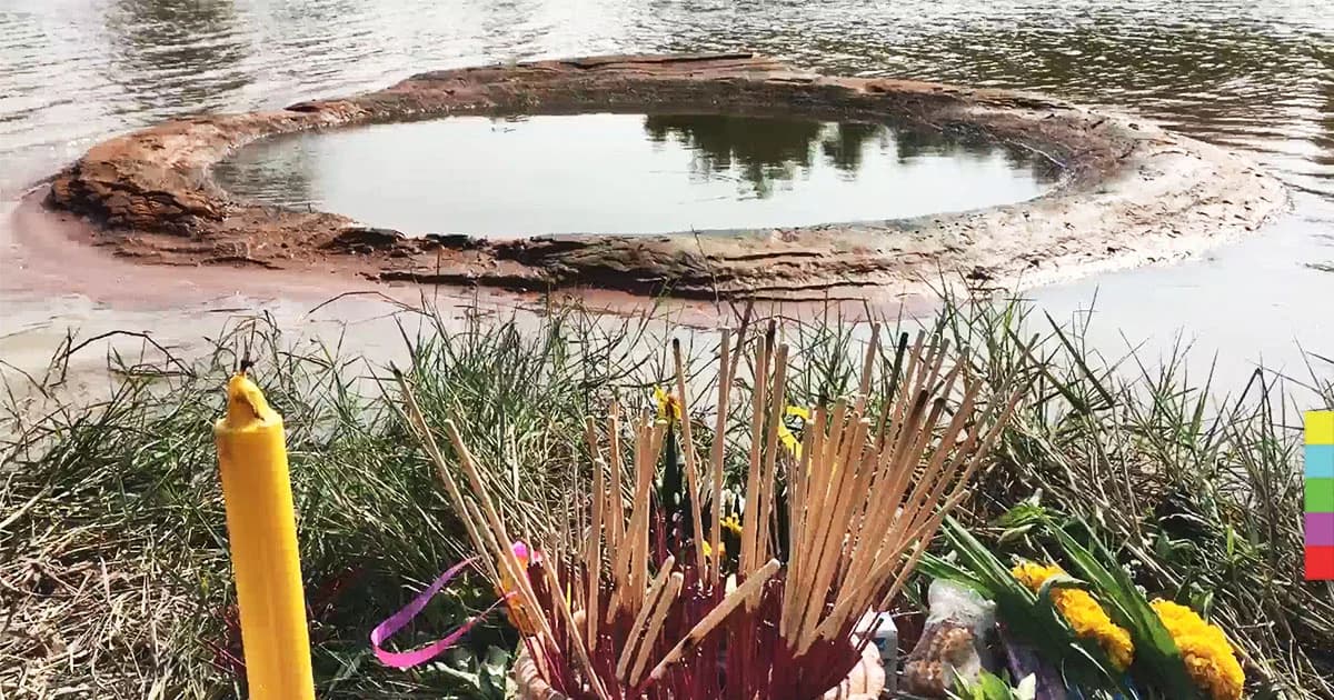 ฮือฮา ! ชาวบ้านแห่กราบไหว้ เชื่อว่าเป็น ‘วงแหวนพญานาค’ ในหนองน้ำ