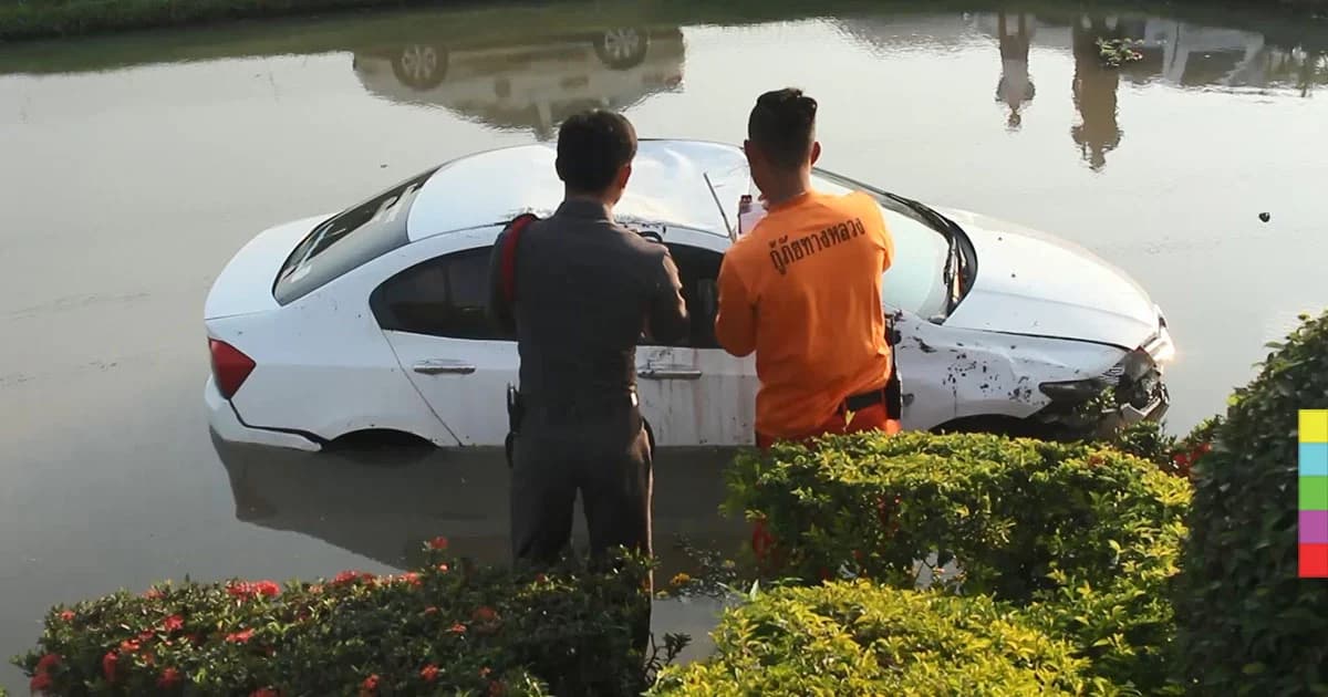 แม่ค้าออนไลน์ โรคประจำตัวกำเริบ ขับเก๋งพุ่งตกคลอง กะโหลกเปิด ดับสยอง