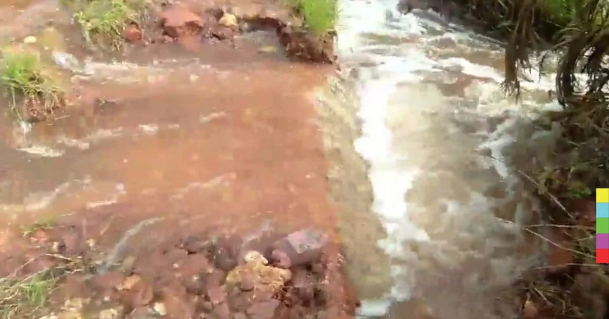 แม่น้ำท่าจีนวิกฤต ! น้ำในคลองสาขาไหลทะลักท่วมถนน