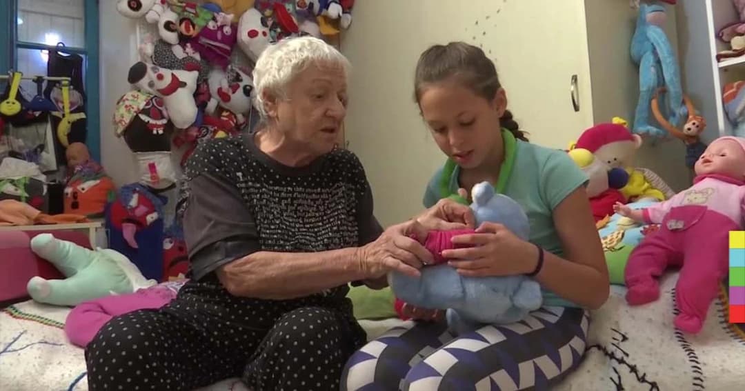 ยายชาวอิสราเอลใจดี เปิดบ้านพักรับซ่อมตุ๊กตาให้เด็กๆ