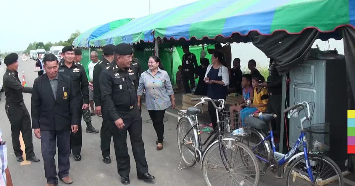 ผบ.มทบ.26 ตรวจเยี่ยมผู้ประสบภัยน้ำท่วม ที่ศูนย์อพยพบ้านปลาปัด