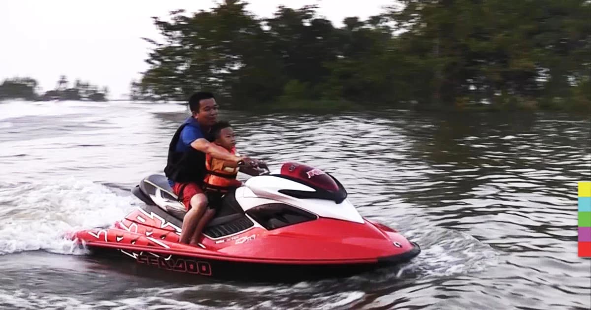 น้ำท่วมนานกว่า 3 เดือน ! ชาวพิจิตรคลายเครียด เล่นเจ็ทสกีในนาข้าว