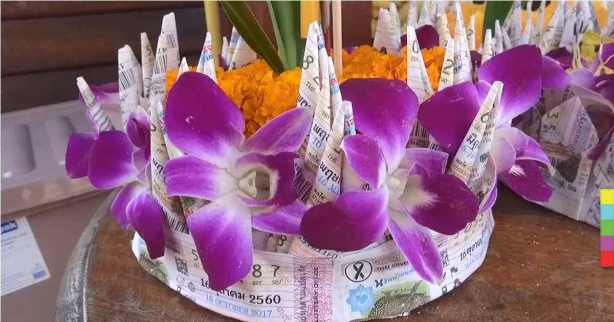 เเม่ค้าหนองคาย ทำกระทงจากสลากกินเเบ่งฯ ขายดิบขายดี ทำมาเเล้ว 3 ปี