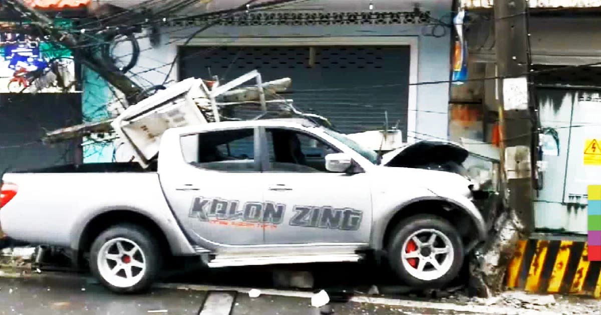 กระบะเสียหลักชนเสาไฟฟ้า หม้อแปลงพังยับ ไฟดับทั้งเมือง