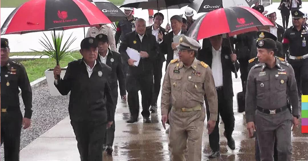 ใต้ฝนหนัก ! เครื่องนายกฯ ลงด่วนสุราษฎร์ฯ ก่อนไปนครศรีธรรมราช