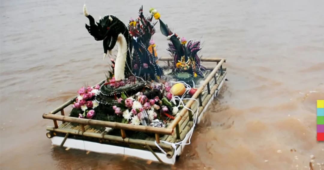 มุกดาหาร จัดกฐินน้ำ กลางแม่น้ำโขง บูชาพญานาค วันลอยกระทง