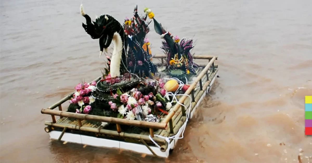 มุกดาหาร จัดกฐินน้ำ กลางแม่น้ำโขง บูชาพญานาค วันลอยกระทง