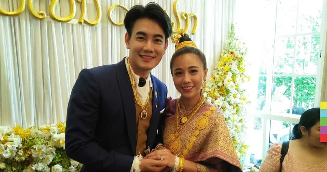 “ฟลุค” หอบขันหมากขอ “แอปเปิ้ล” แต่งงานตามประเพณีไทย – ลาว ปัดสินสอด 200 ล้าน เผยชุดเจ้าสาวเป็นทองคำแท้