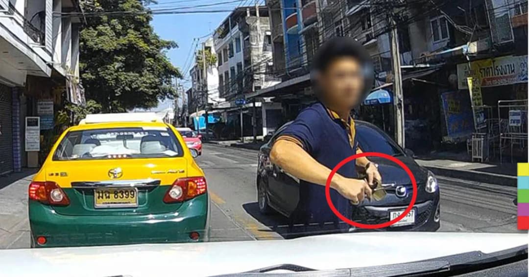 วัยรุ่นหัวร้อน ขี่จยย.ปาดหน้ากระบะ พร้อมชักมีดขู่