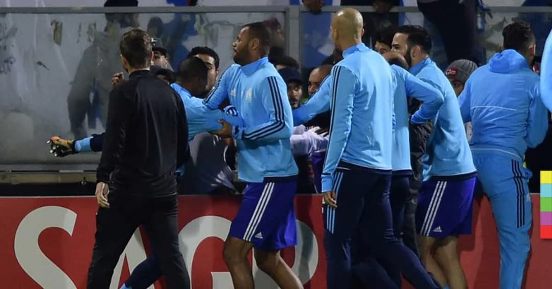 ฟิวขาด ! ดาวเตะมาร์แซย์โดดก้านคอแฟนบอลทีมตัวเอง