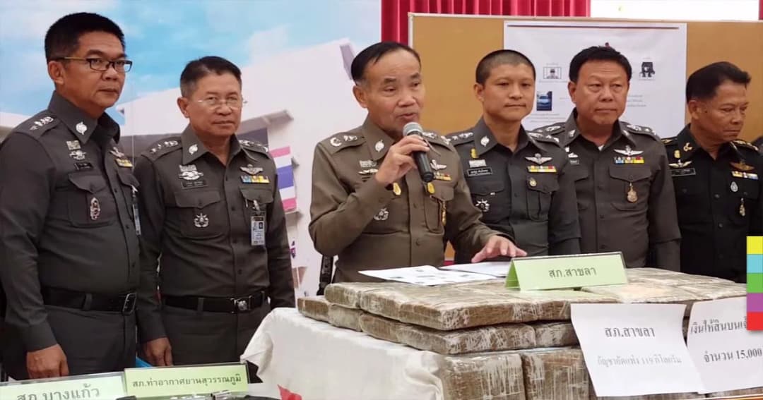 ตร.โชว์ผลงานกวาดล้างอาชญากรรม ยึดอาวุธปืนพร้อมกัญชาอัดแท่งกว่า 100 กิโลกรัม