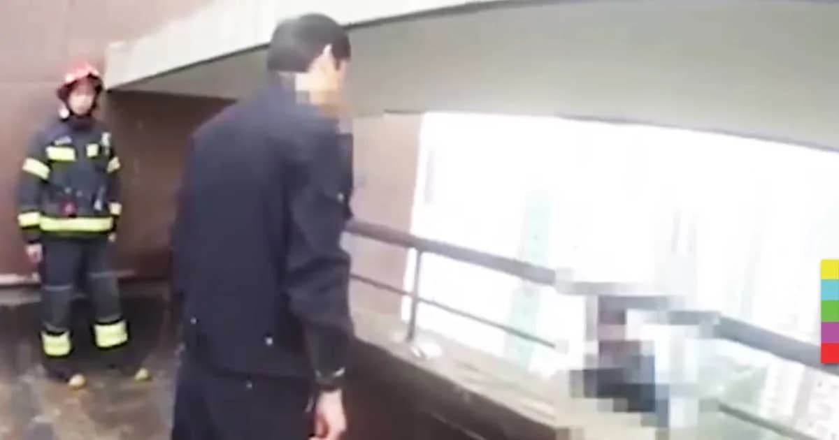 นายตำรวจโดดออกนอกระเบียงชั้น 21 ช่วยคนพยายามกระโดดตึก