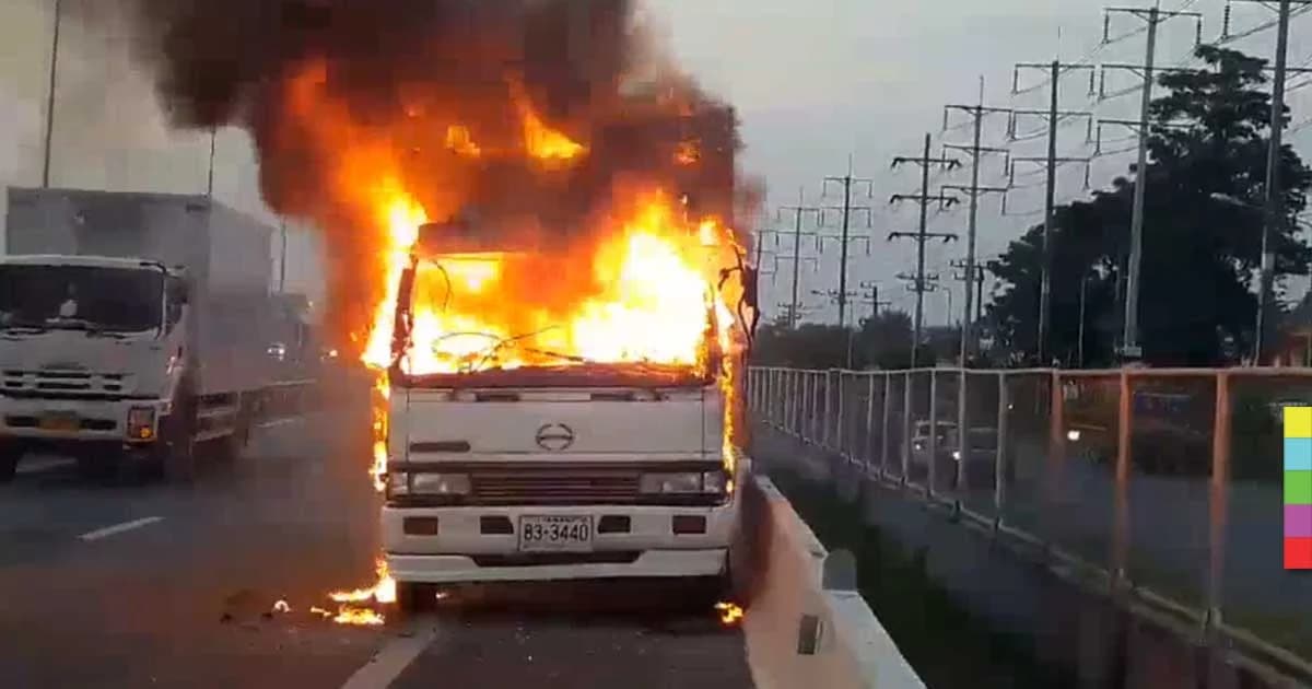 เกิดเหตุไฟไหม้รถบรรทุกขนอุปกรณ์ถ่ายทำละครบนถนนมอเตอร์เวย์