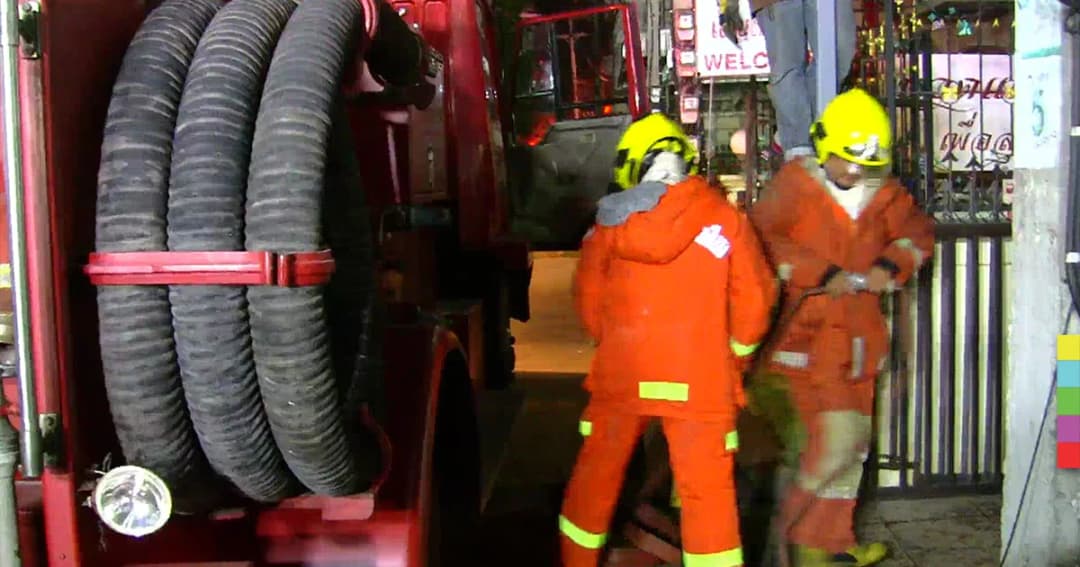 ไฟไหม้ทาวน์เฮ้าส์กลางเมืองโคราช คาดหนาวจนไฟฟ้าลัดวงจร