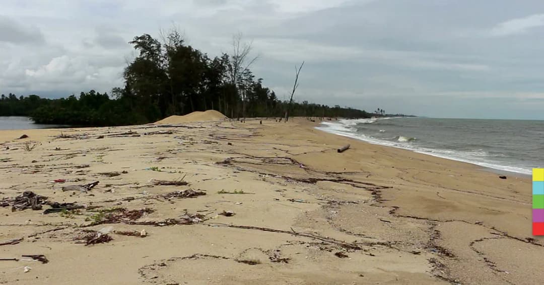 ชาวประมงเดือดร้อน ! คลื่นซัดทรายปิดทางน้ำเค็มเข้าคลอง ขาดรายได้นานกว่า 3 ปี