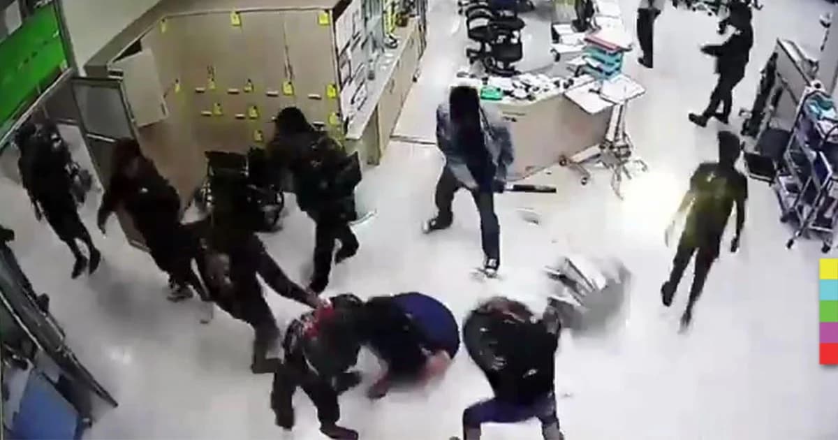 คืบหน้า ! ตร.เร่งไล่ล่า โจ๋บุกทำร้ายคู่อริในห้องฉุกเฉิน ยิงปืนขู่ใน รพ.กระทุ่มแบน