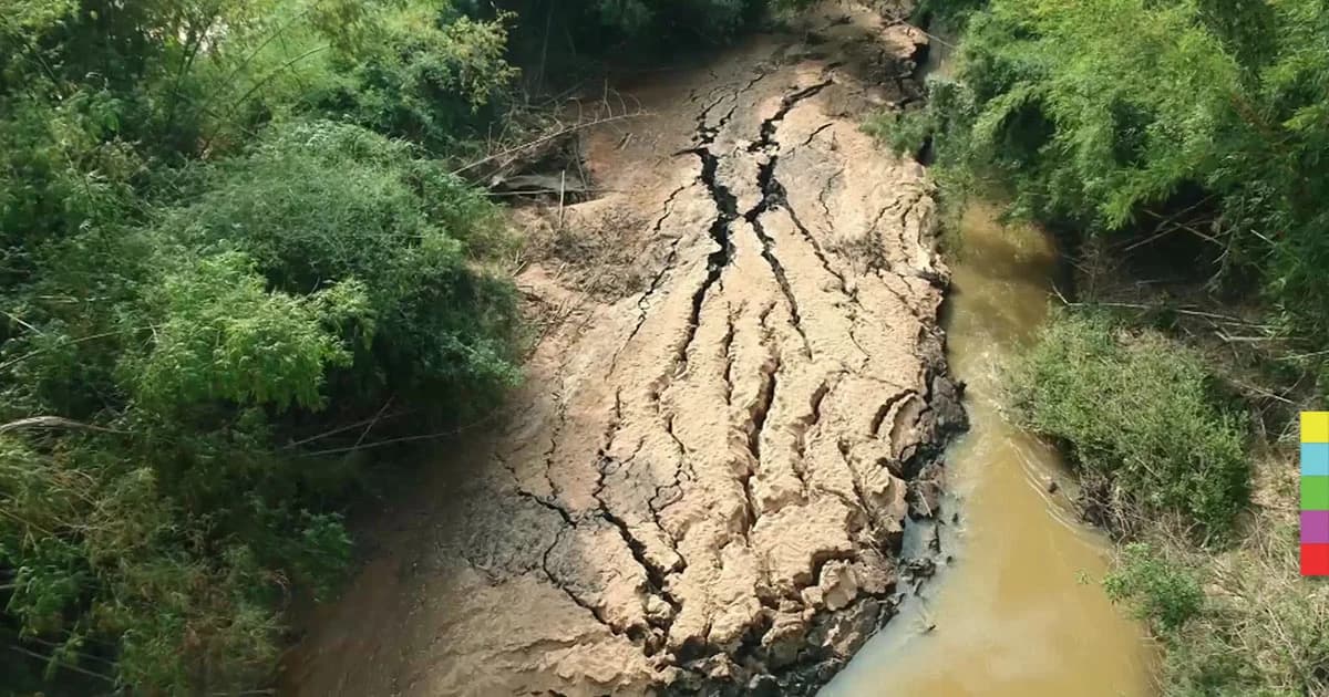 ชาวบ้านแตกตื่น ! ชั้นดินใต้น้ำโผล่ขึ้นขวางกลางลำน้ำพุง