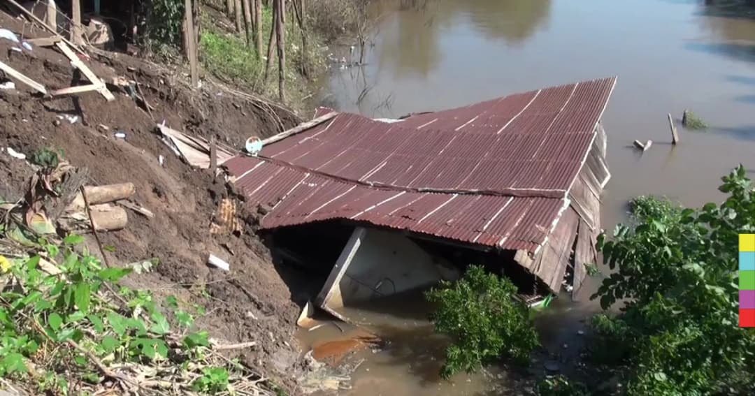 ระทึก ! บ้านทรุดพังลงแม่น้ำทั้งหลัง เจ้าของบ้านหนีรอดหวุดหวิด
