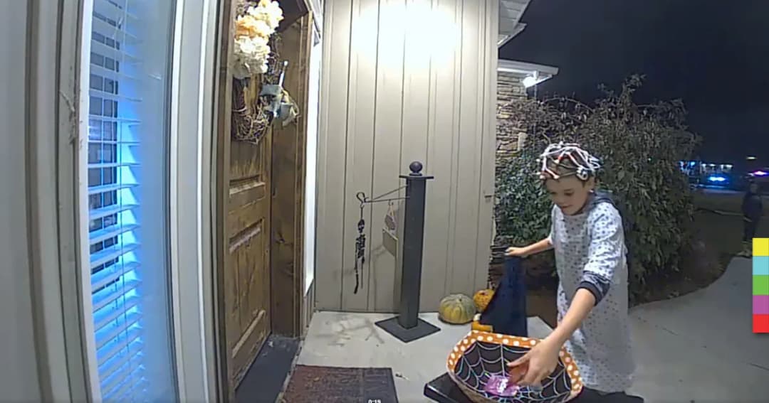 สุดประทับใจ ! หนุ่มน้อยชาวมะกัน ใจดีแบ่งปันขนมวันฮาโลวีนให้เพื่อนบ้าน