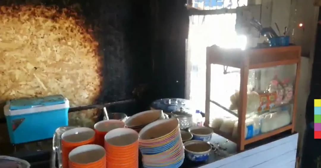 ระทึก!! สะเก็ดไฟร้านก๋วยเตี๋ยวทำไฟไหม้ นทท.งานช้างสุรินทร์แตกตื่น