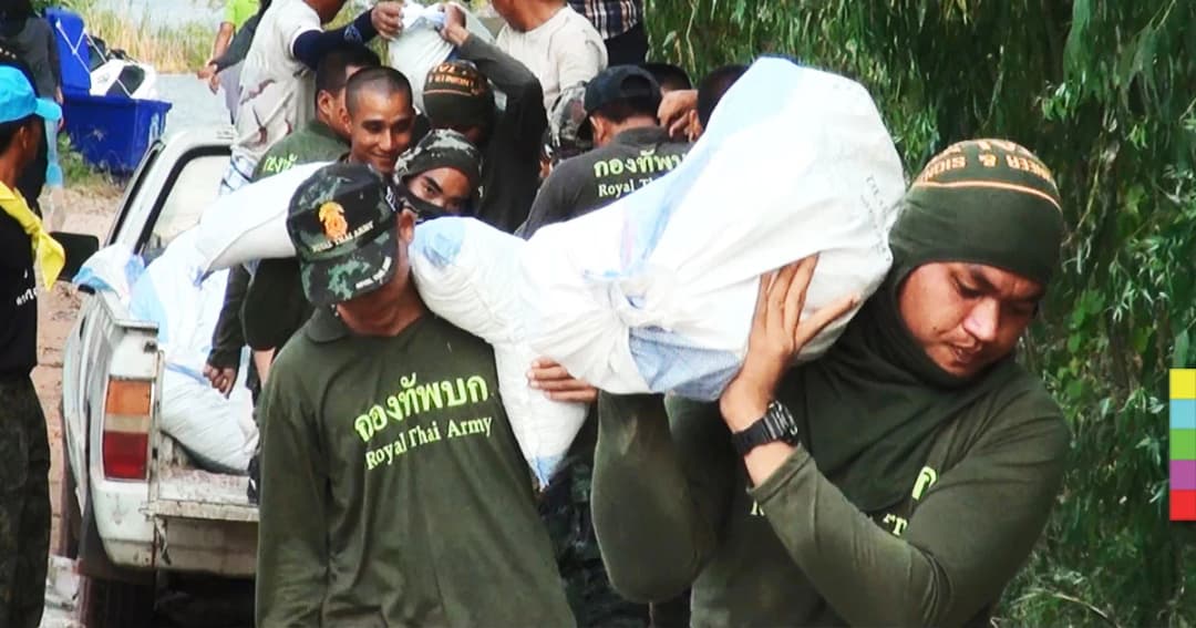 ทหารมหาสารคาม เร่งช่วยวางกระสอบทราย กั้นพนังแม่น้ำชีแตก ป้องกันน้ำท่วมชุมชน