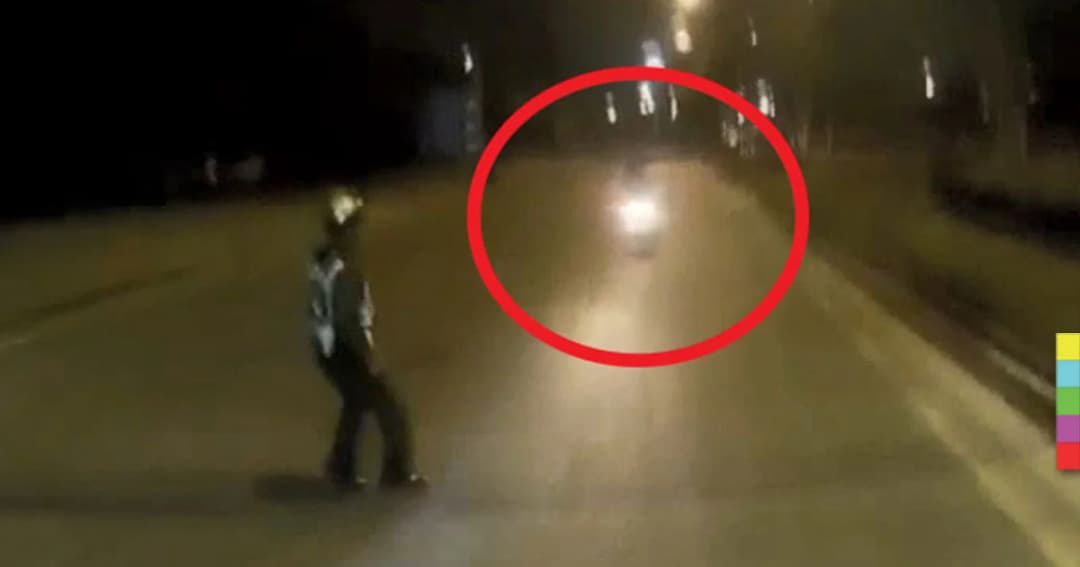 2 โจ๋ ซิ่ง จยย.ฝ่าด่าน พุ่งชนตำรวจ เจ็บสาหัส