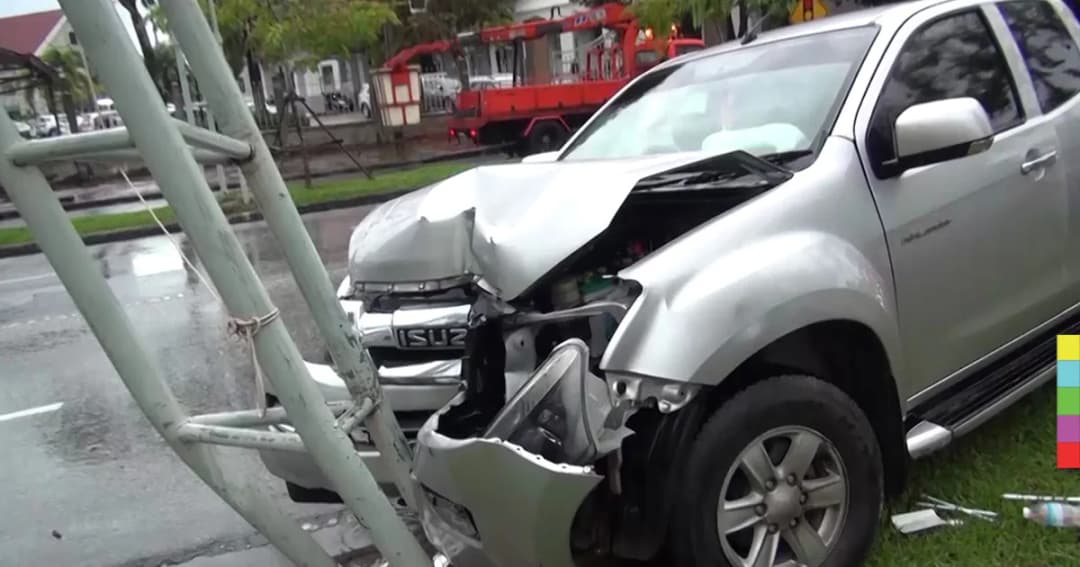 หวิดดับ ! กระบะพุ่งชนเสาไฟฟ้าหัก หลังพายุซัดเข้าทำถนนลื่น