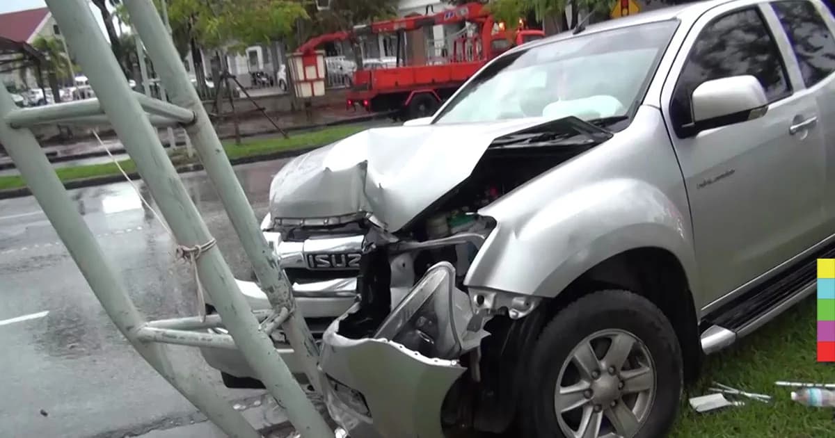 หวิดดับ ! กระบะพุ่งชนเสาไฟฟ้าหัก หลังพายุซัดเข้าทำถนนลื่น