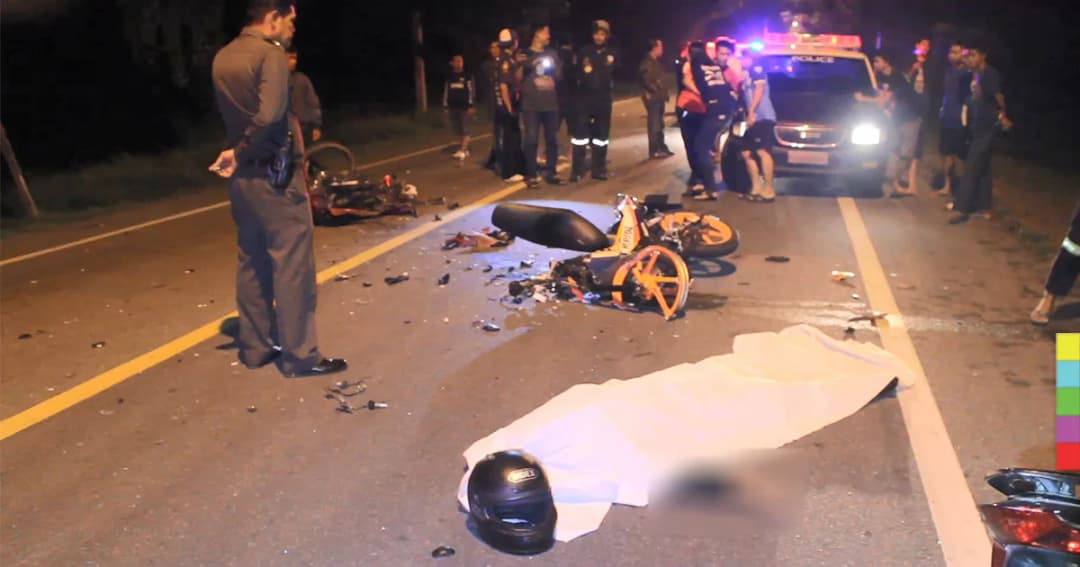 วัยรุ่นซิ่ง จยย.แซงกระบะไม่พ้น เสียหลักชน จยย.หนุ่มส่งพิซซ่า ดับ 2 ราย