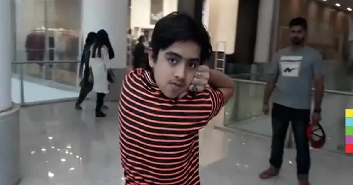 สุดทึ่ง! เด็กชายปากีสถาน หันคอกลับหลังได้ 180 องศา