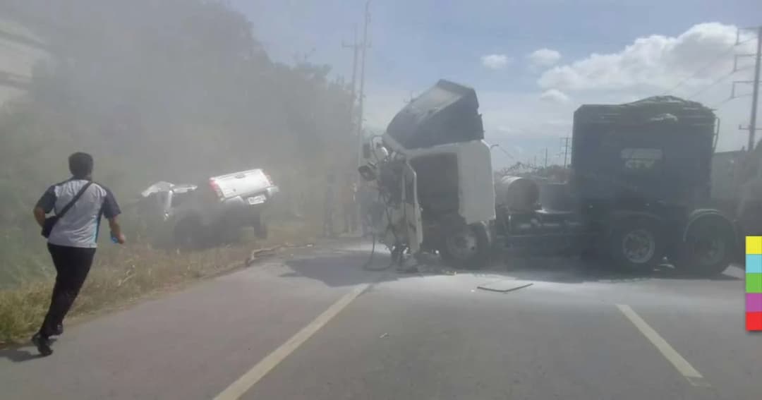 เทรลเลอร์ 18 ล้อ ประสานงากระบะ ดับคาที่ 1 สาหัส 1