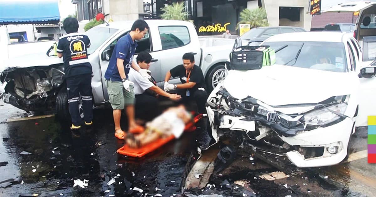 กระบะเสียหลัก ชนเก๋งฝั่งตรงข้ามพังยับ พบผู้บาดเจ็บ ตั้งครรภ์ทั้ง 2 ราย