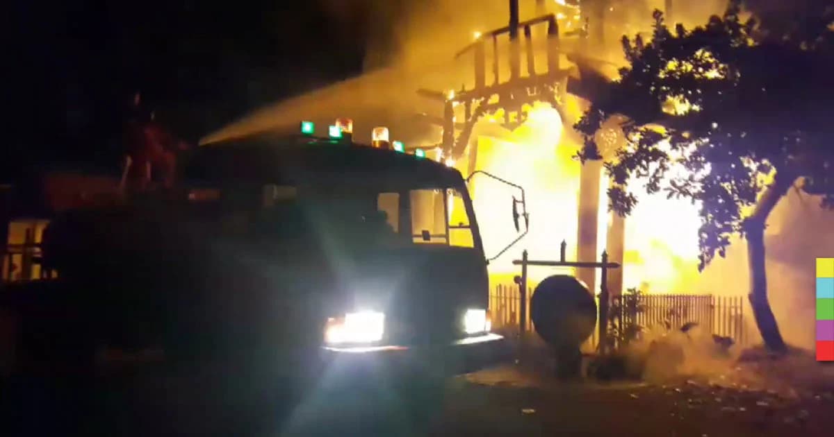 แตกตื่น ! ไฟไหม้วิหารพระเจ้าทันใจ วัดพรหมประดิษฐ์วอดทั้งหลัง