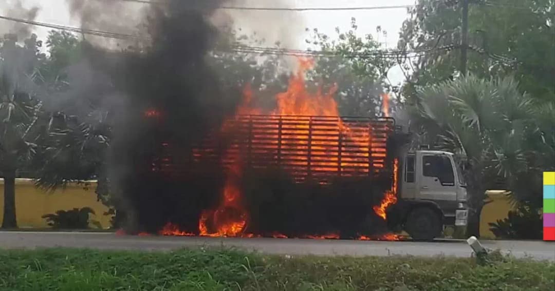 ไฟไหม้ 6 ล้อบรรทุกเฟอร์นิเจอร์วอดทั้งคัน คนขับ-ลูกน้องหนีรอดชีวิต