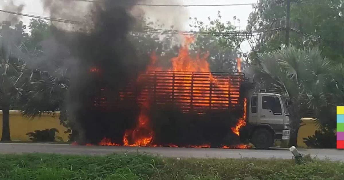 ไฟไหม้ 6 ล้อบรรทุกเฟอร์นิเจอร์วอดทั้งคัน คนขับ-ลูกน้องหนีรอดชีวิต