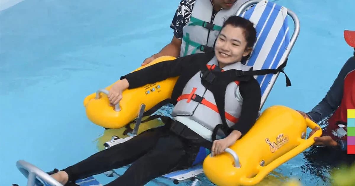 สุดยอด ! ‘รถเข็นลอยน้ำ’ นวัตกรรมเพื่อให้ผู้พิการ ลงเล่นน้ำได้อย่างปลอดภัย