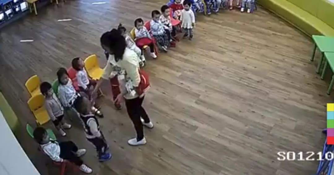 พี่เลี้ยงใจโหด ! ยัดวาซาบิใส่ปาก – ใช้ความรุนแรงกับเด็กเล็กวัยหัดเดิน