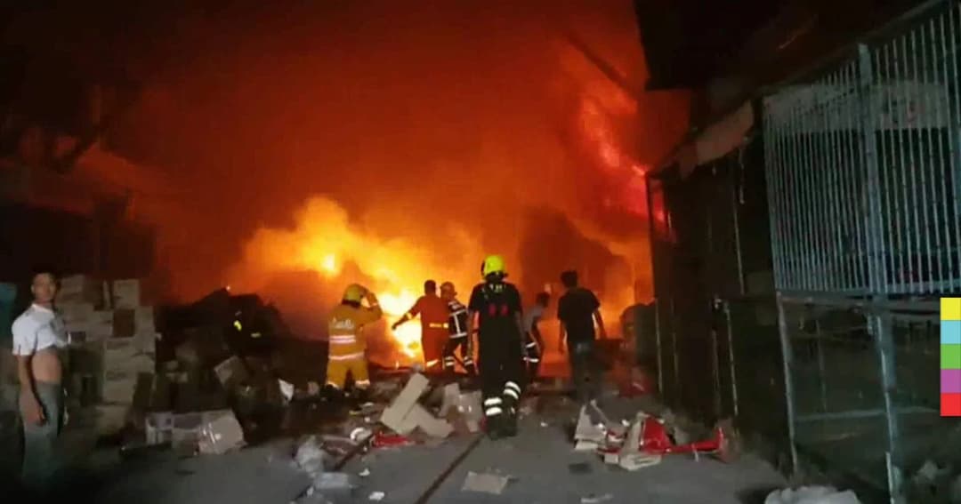 เพลิงไหม้โรงงานผลิตเครื่องใช้ไฟฟ้าย่านทุ่งครุ คาดเสียหายไม่ต่ำ 20 ล้านบาท